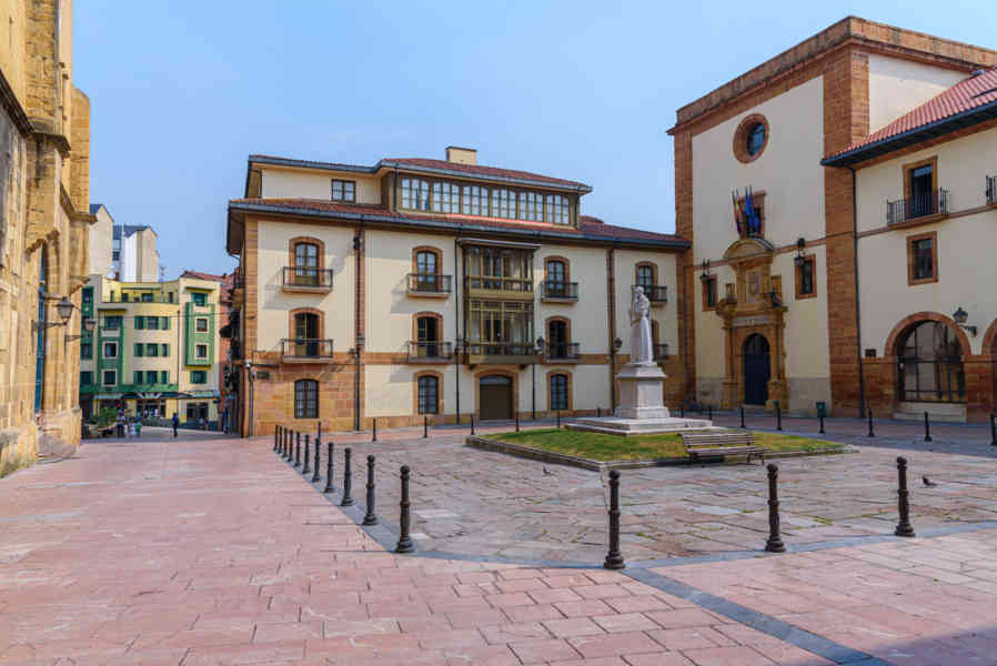 Oviedo 039 - plaza de Feijoo.jpg